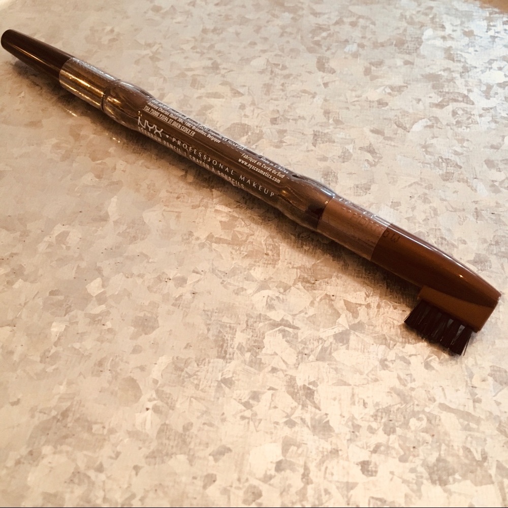 NYX eyebrow pencil in Auburn